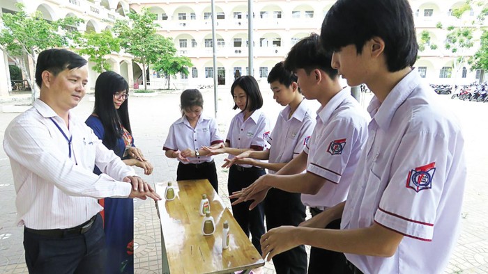 Học sinh thành phố Cần Thơ rửa tay sát khuẩn phòng chống Covid-19 (ảnh: báo Cần Thơ)