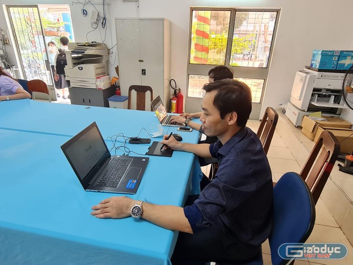 Giáo viên trường trung học phổ thông Nguyễn Du, quận 10 dạy học trực tuyến (ảnh: P.L)
