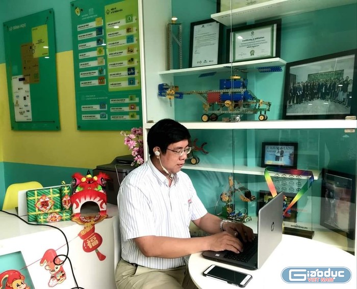 Giáo viên tiểu học thực hiện việc dạy trực tuyến qua internet với học sinh (ảnh minh họa: CTV)
