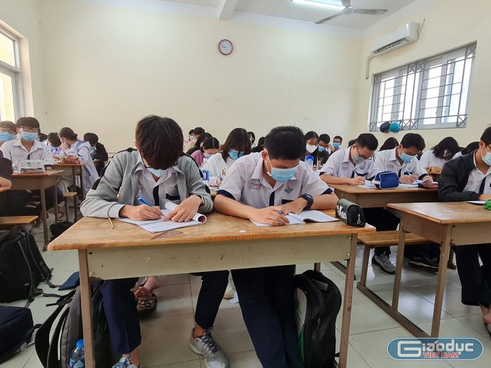 Học sinh đeo khẩu trang phòng chống dịch Covid - 19 trong lớp học (ảnh minh họa: P.L)