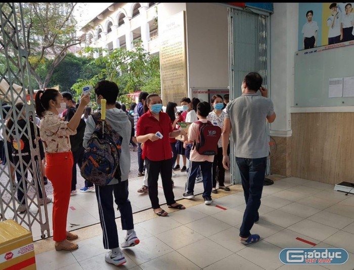 Trường trung học cơ sở Trần Văn Ơn, quận 1 đo nhiệt độ cho học sinh từ cổng (ảnh: CTV)
