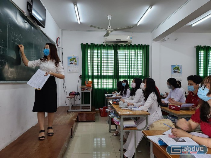 Học sinh trường Đào Duy Anh đeo khẩu trang phòng dịch trong lớp học (ảnh: T.M)