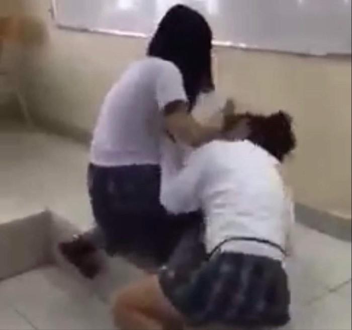 Một cảnh tượng nữ sinh trường Phan Đăng Lưu đánh nhau kinh hoàng trong clip (Ảnh cắt từ video)