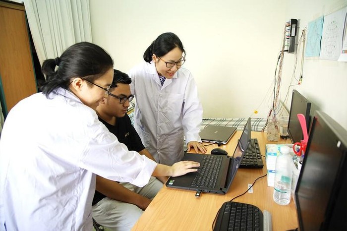 Tiến sĩ Hà Thị Thanh Hương và các cộng sự làm việc trong phòng thí nghiệm (ảnh: ĐHQT TPHCM)