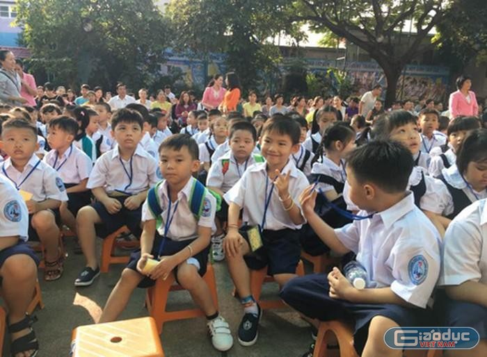 Học sinh lớp 1 Thành phố Hồ Chí Minh tựu trường trong một năm học (ảnh minh họa: P.L)