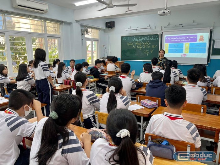Học sinh lớp 9 của trường trung học cơ sở Nguyễn Du trong tiết học ở lớp (ảnh: NTCC)