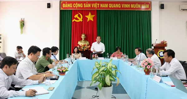 Phó Chủ tịch tỉnh Đồng Tháp - ông Đoàn Tấn Bửu (đứng) tại buổi làm việc ngày 13/4 (ảnh: dongthap.edu.vn)