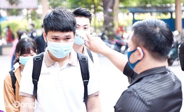 Học sinh tỉnh Đồng Nai đeo khẩu trang khi đi đến trường (ảnh: Báo Đồng Nai)