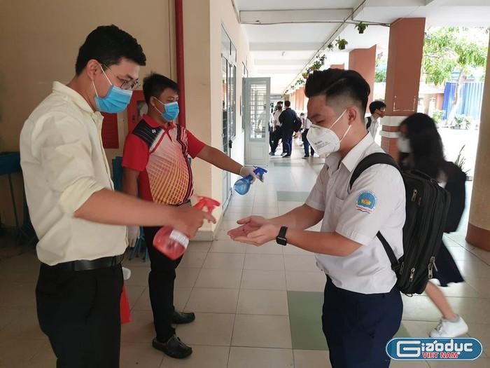 Học sinh Thành phố Hồ Chí Minh rửa tay sát khuẩn khi đến trường (ảnh: P.L)