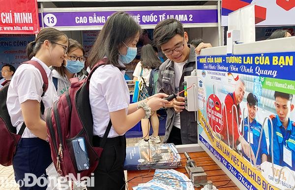 Học sinh Đồng Nai đeo khẩu trang phòng chống dịch Covid-19 (ảnh: Báo Đồng Nai)