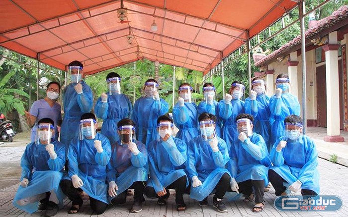 Sinh viên Trường Đại học Quốc tế Hồng Bàng tham gia hỗ trợ công tác phòng chống dịch (Ảnh: CTV)