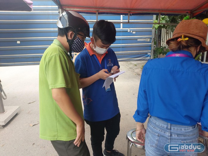 Sinh viên Trường Đại học Nguyễn Tất Thành hỗ trợ người dân khai báo y tế (ảnh: CTV)
