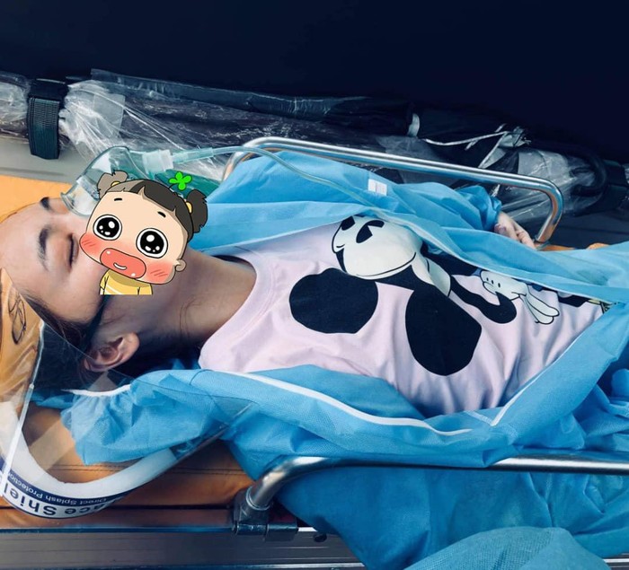 Nữ sinh Lê Công Mộng Trâm trong quá trình tham gia chống dịch do quá mệt nên phải thở Oxy. (ảnh: CTV)