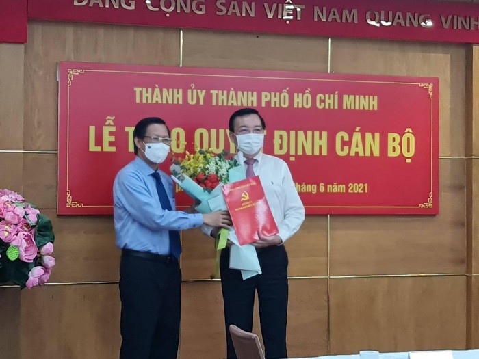 Ông Lê Hồng Sơn (phải) được ông Phan Văn Mãi trao quyết định phân công nhiệm vụ (ảnh: CTV)