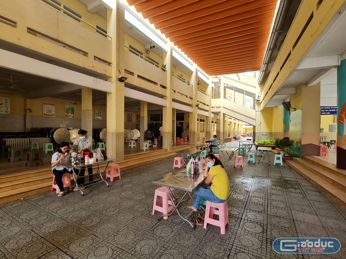 Phụ huynh, thí sinh nghỉ trưa tại trường tiểu học Nguyễn Bỉnh Khiêm, quận 1 (ảnh: P.L)