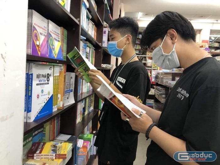 Học sinh Thành phố Hồ Chí Minh đi mua sách giáo khoa năm 2020 (ảnh minh họa: P.N)