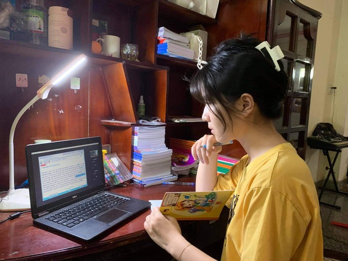 Học sinh Thành phố Hồ Chí Minh học trực tuyến trong ngày học đầu tiên (Ảnh: NTCC)