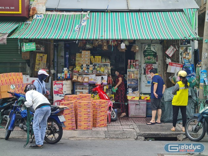 Nhiều cửa hàng bán thực phẩm, tạp hóa ở Thành phố Hồ Chí Minh đã mở cửa trở lại (ảnh: P.L)