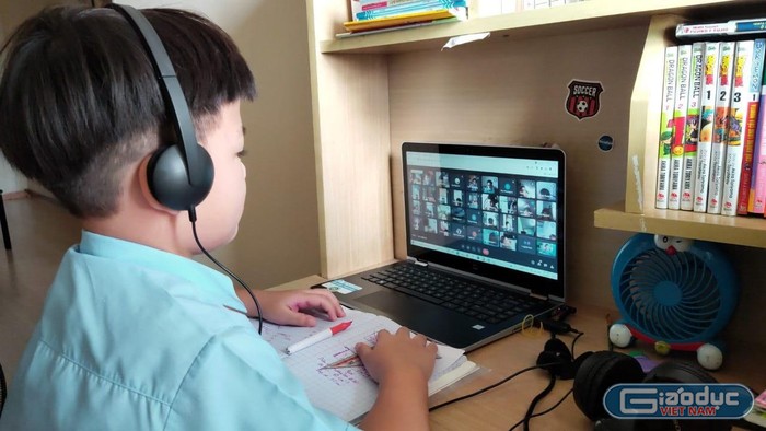 Học sinh tiểu học Thành phố Hồ Chí Minh học trực tuyến trên internet (ảnh minh họa: P.N)