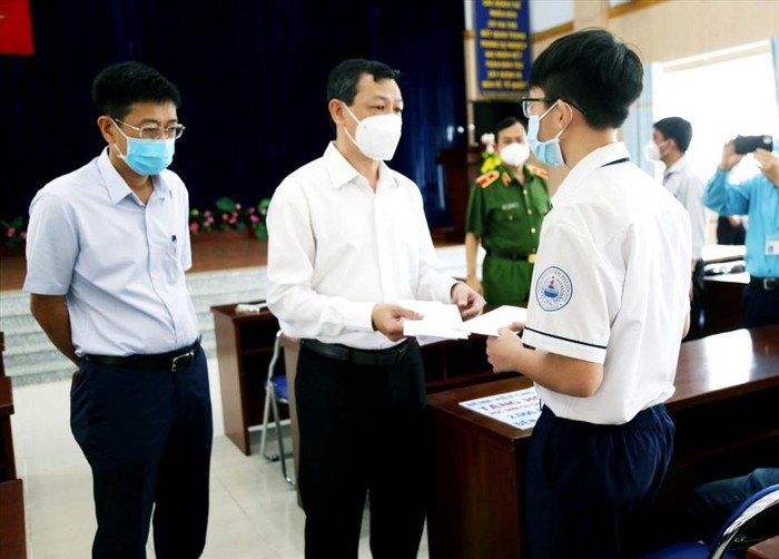 Tiến sĩ Nguyễn Tri Thức trao tặng học bổng cho học sinh quận 8 (ảnh: BVCC)