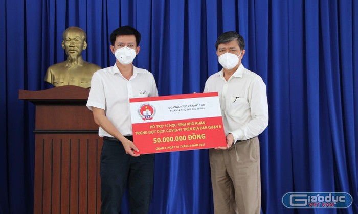Sở Giáo dục và Đào tạo Thành phố Hồ Chí Minh trao tặng tiền hỗ trợ cho 10 học sinh khó khăn của quận 8 (ảnh: P.L)