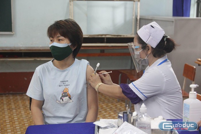 Giáo viên ở Thành phố Hồ Chí Minh được tiêm phòng vắc xin (ảnh: P.N)