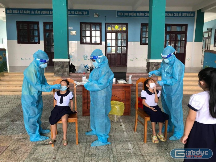 Học sinh ở xã đảo Thạnh An được xét nghiệm tầm soát Covid-19 trước khi quay lại trường học (Ảnh: CTV)