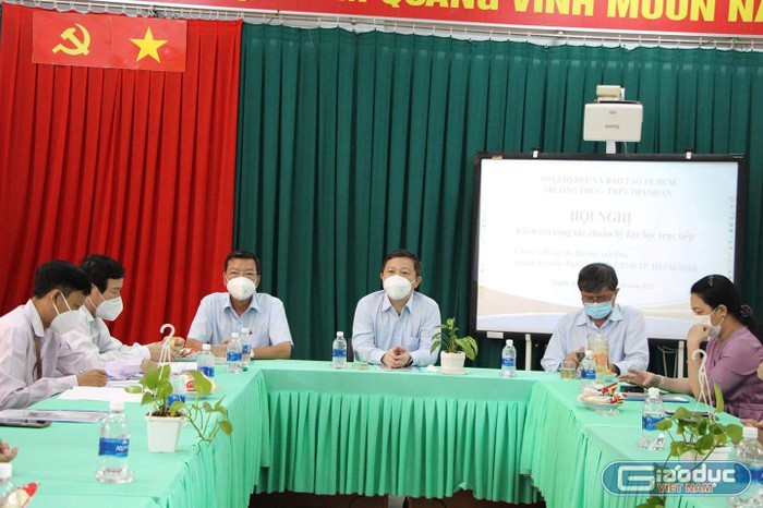 Ông Dương Anh Đức (ngồi giữa) tại buổi làm việc hôm 17/10 ở xã Thạnh An (ảnh: CTV)