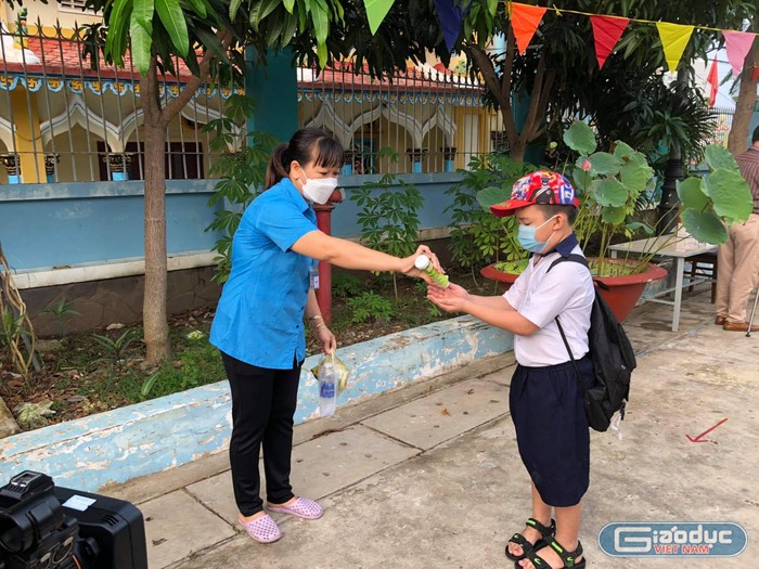 Học sinh được hướng dẫn rửa tay sát khuẩn (ảnh: P.L)