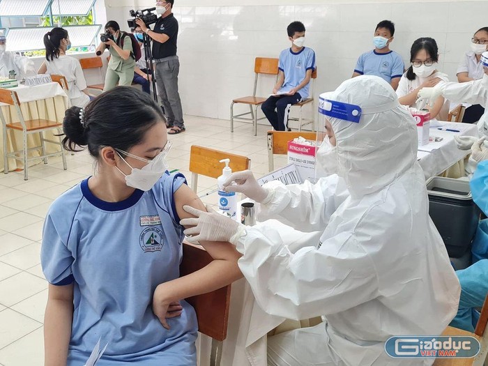 Học sinh được tiêm vắc xin Pfizer phòng Covid-19 (ảnh: P.L)