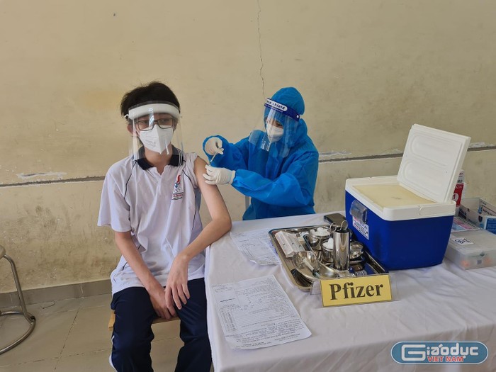 Học sinh lớp 12 trường trung học phổ thông Võ Thị Sáu được tiêm vắc xin phòng Covid-19 (ảnh: P.L)