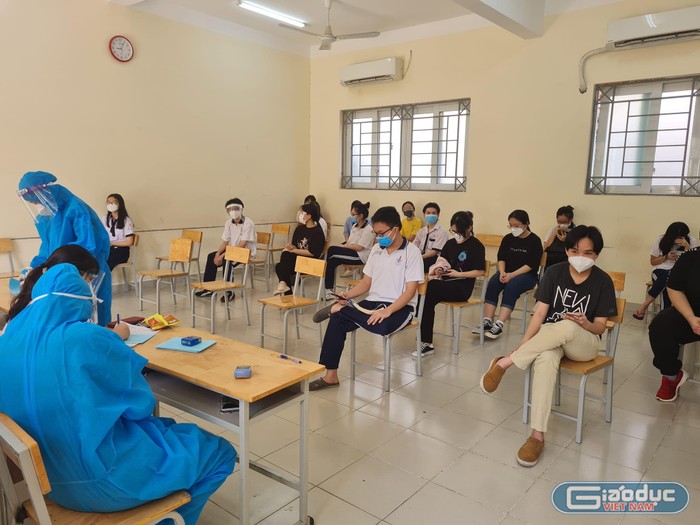 Học sinh tại điểm tiêm trường trung học phổ thông Võ Thị Sáu, quận Bình Thạnh (ảnh: P.L)