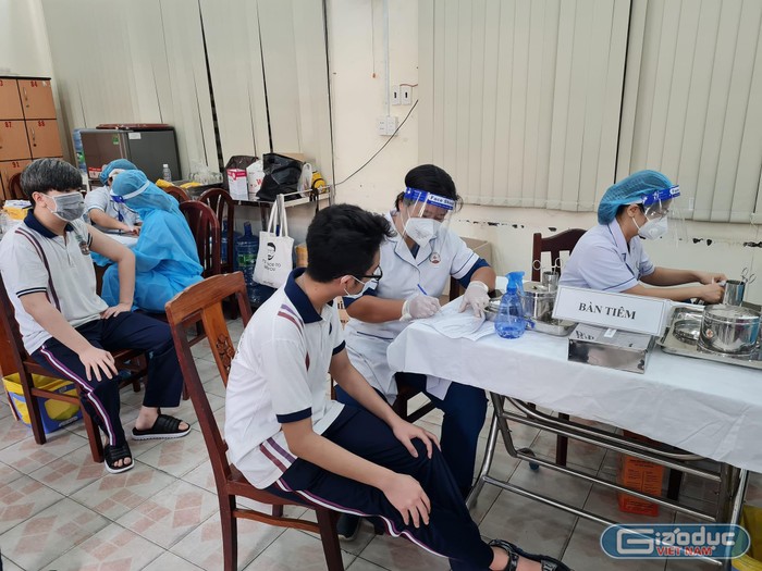Học sinh trường Trưng Vương được tiêm vắc xin mũi 2 phòng Covid-19 (ảnh: P.L)