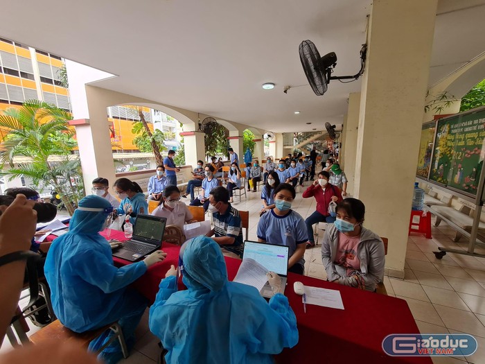 Tiếp nhận thông tin của học sinh tại điểm tiêm trung học phổ thông Lương Thế Vinh, quận 1 (ảnh: P.L)