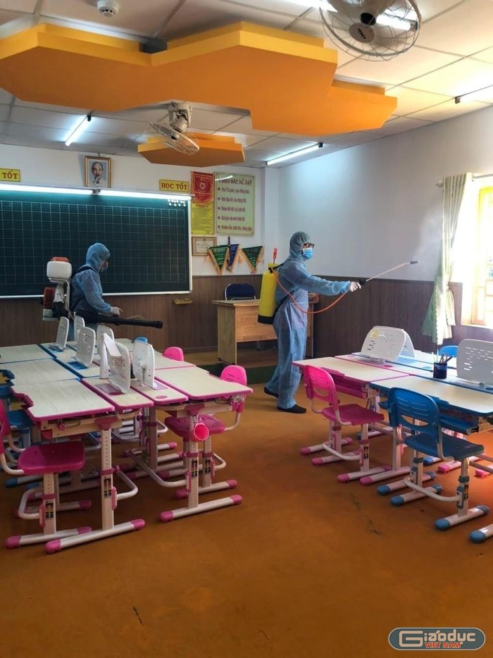 Trường Nam Việt khử khuẩn chuẩn bị đón học sinh quay trở lại học trực tiếp (ảnh: CTV)