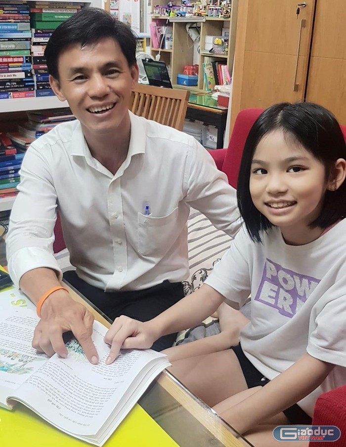 Thầy Nguyễn Tường Thịnh còn chăm chỉ dạy con học ở nhà (ảnh: P.L)