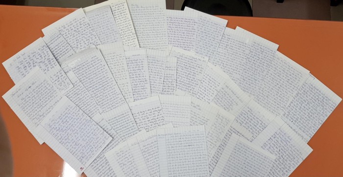 Hàng trăm bức thư của học sinh viết mà thầy Thịnh đã nhận trong suốt 7 năm dạy ở trường Nguyễn Du (ảnh: CTV)