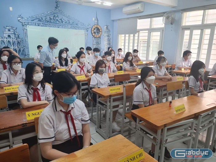 Học sinh khối 9 của trường Nguyễn Du ngồi đảm bảo giãn cách trong lớp học (ảnh: P.L)