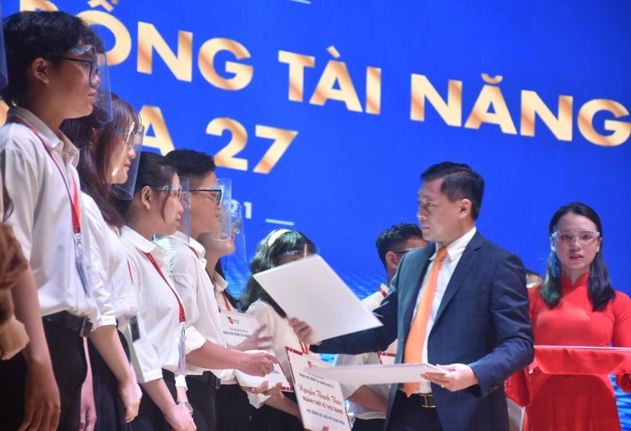 Tiến sĩ Nguyễn Cao Trí - Chủ tịch Hội đồng trường VLU trao tặng học bổng tài năng cho tân sinh viên (ảnh: VLU)