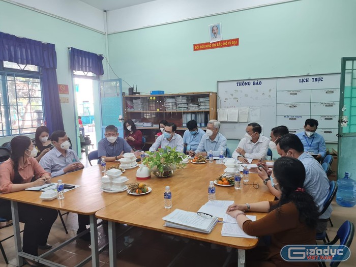 Lãnh đạo ngành giáo dục, y tế làm việc với lãnh đạo quận Bình Tân, Ban Giám hiệu nhà trường (ảnh: P.L)