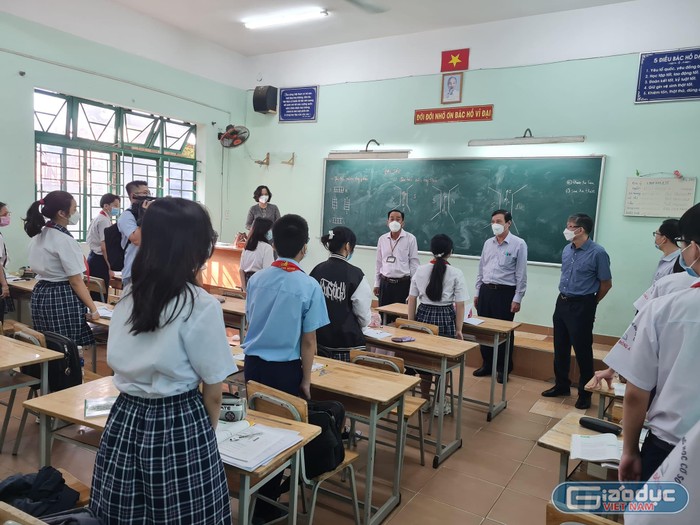 Lãnh đạo ngành giáo dục, y tế Thành phố Hồ Chí Minh đi kiểm tra 1 giờ học trực tiếp của học sinh lớp 9 (ảnh minh họa: P.L)