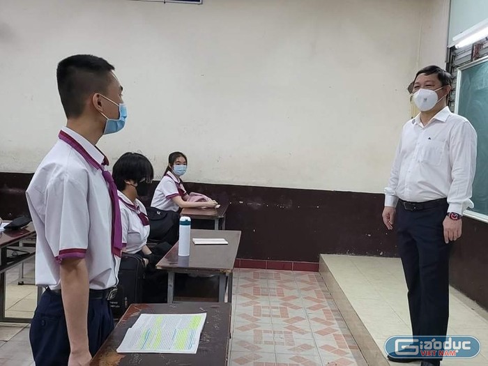 Ông Dương Anh Đức nói chuyện với học sinh lớp 12 trường Trung Vương khi đi học (ảnh: P.L)