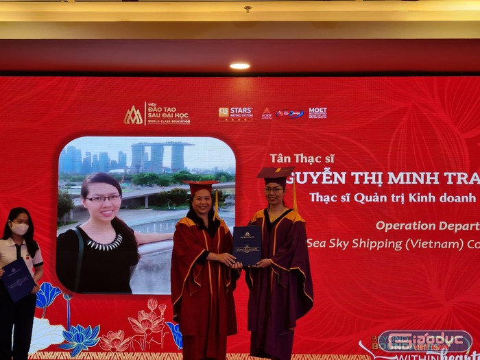 Trường Đại học Hoa Sen trao bằng tốt nghiệp cho các tân Thạc sĩ của nhà trường (ảnh: P.L)