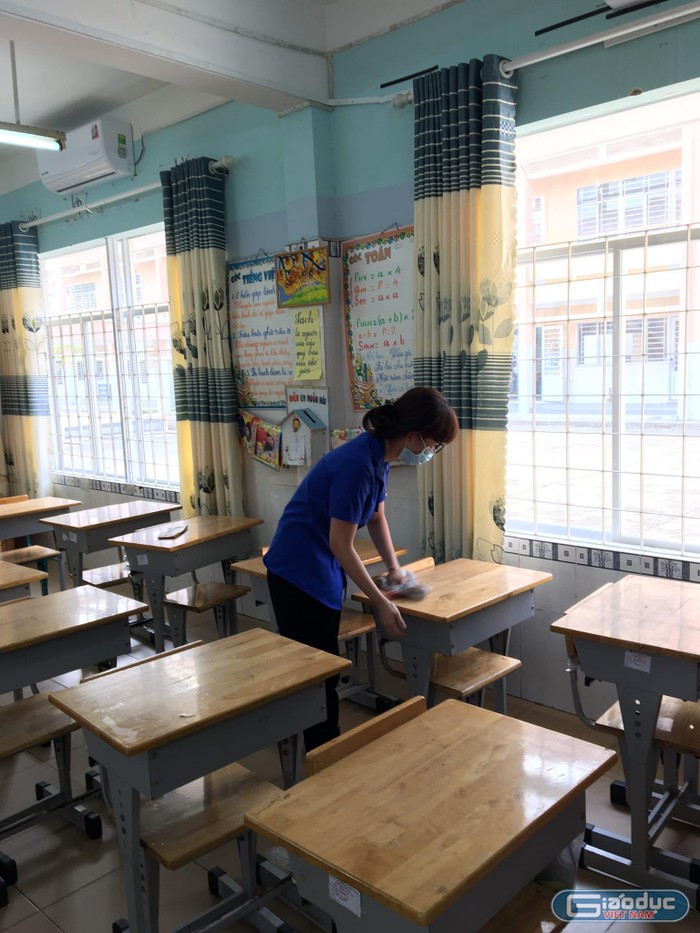 Giáo viên trường tiểu học Nguyễn Trung Ngạn, quận 8 chuẩn bị công tác đón học sinh quay lại trường (ảnh: NTCC)
