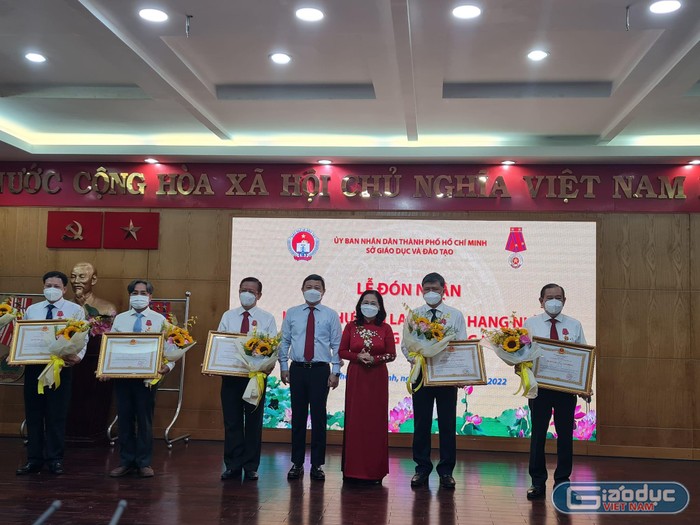 Các cá nhân xuất sắc của Sở Giáo dục Thành phố Hồ Chí Minh đón nhận Huân chương Lao động của Chủ tịch nước trao tặng (ảnh: P.L)