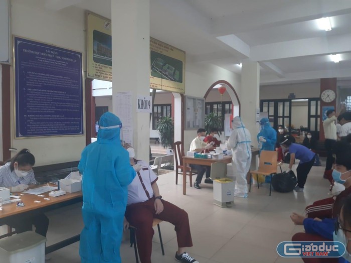 Học sinh Thành phố Hồ Chí Minh thực hiện việc xét nghiệm nhanh kháng nguyên SAR-CoV-2 (ảnh minh họa: P.L)