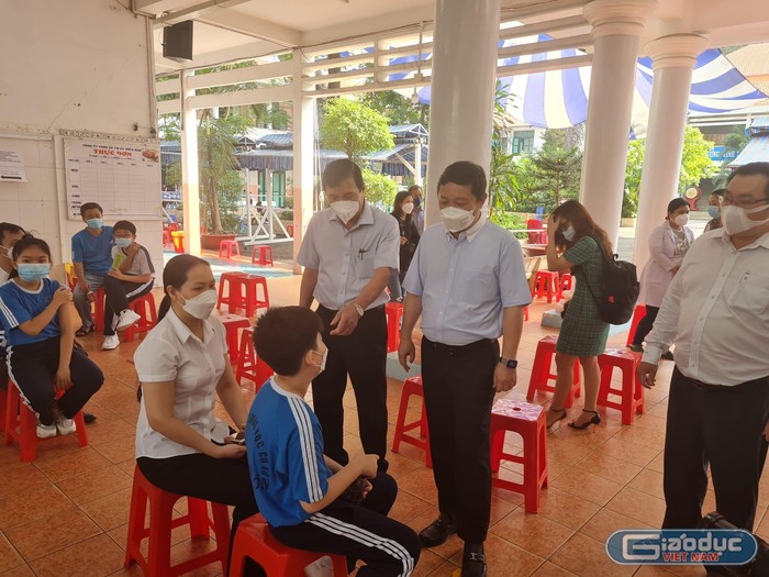 Ông Dương Anh Đức - Phó Chủ tịch Ủy ban nhân dân Thành phố Hồ Chí Minh động viên học sinh lớp 6 sau khi tiêm (ảnh: P.L)