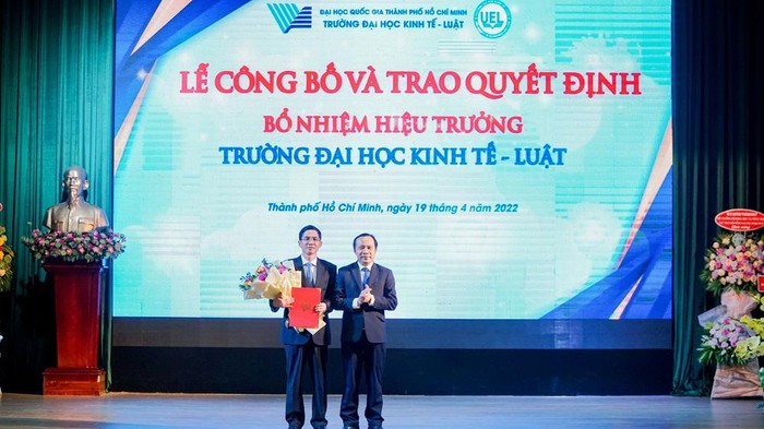 Phó giáo sư Vũ Hải Quân (trái) trao quyết định bổ nhiệm hiệu trưởng cho Phó Giáo sư Hoàng Công Gia Khánh (ảnh: VNUHCM)