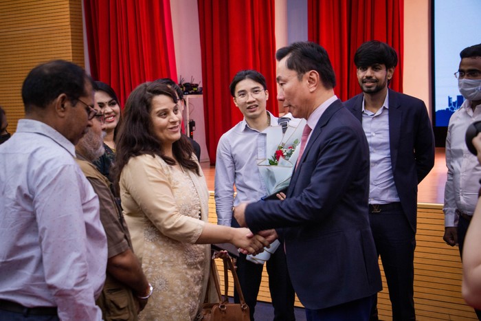 Ông Phạm Sanh Châu và các sinh viên đến từ Ấn Độ tại Trường Đại học Quốc tế Hồng Bàng (ảnh: HIU)
