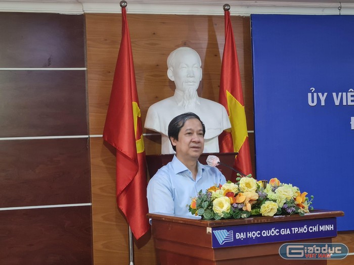Bộ trưởng Nguyễn Kim Sơn phát biểu tại Đại học Quốc gia Thành phố Hồ Chí Minh vào chiều 26/4 (ảnh: P.L)
